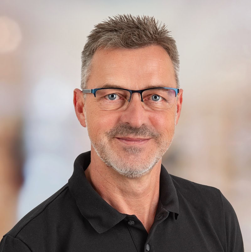 Herrenportrait, Mann mit Brille und grauem Bart, professionell und freundlich, Mitarbeiter der Firma Ehle-HD Entwicklung- und Vertriebsgesellschaft mbH